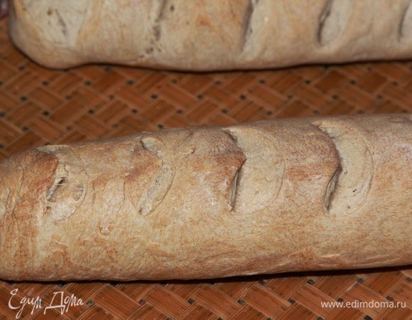 Духовка разогрета до 250 градусов. Выпекаем с паром 25-30 минут. Не ждите сильного зарумянивания, его не будет, т.к. в тесте достаточное количество соли и нет сахара. В противном случае рискуете просто получить пересушенный багет с толстой коркой.  У меня все получилось хорошо. Если перед выпечкой припылить мукой, то получите корочку с мукой.