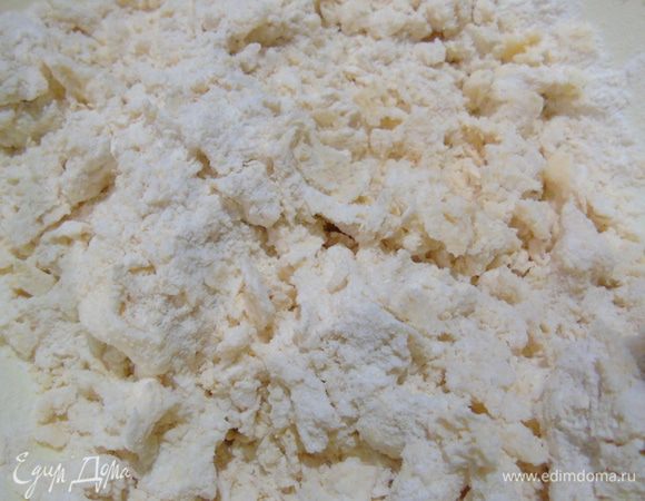 В просеянную муку добавить сахар, соль и нарезанное кусочками сливочное масло. Превращаем все это в крошку.