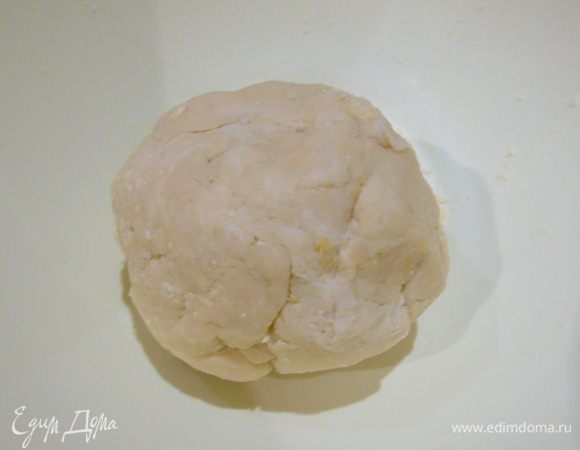 Добавляем желток и 3ст.л. холодной воды. Замешиваем тесто, заворачиваем в пленку и отправляем в холодильник на 30 минут.