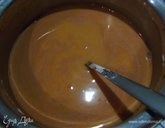 В вино белое, у меня Савиньон, добавляем сахар, ваниль и пудинг, у меня в этот раз пудинг карамельный, увы, ванильный закончился. Хорошо размешиваем. 