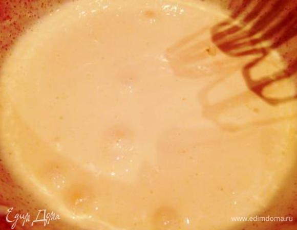 Яйца разделить на белки и желтки.
Желтки взбить с сахаром и ванильным сахаром добела.