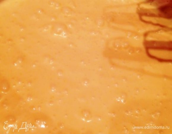 Добавить охлажденное масло и снова взбить.