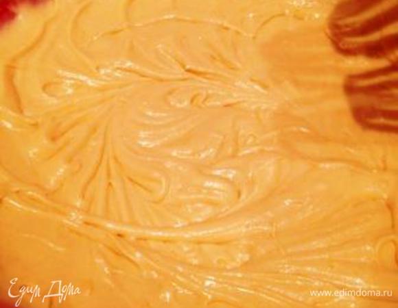 Постепенно добавить муку, хорошо размешать.