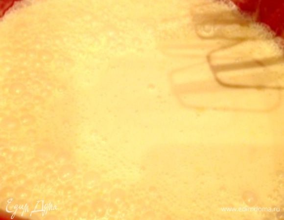 Влить теплое молоко, хорошо размешать.