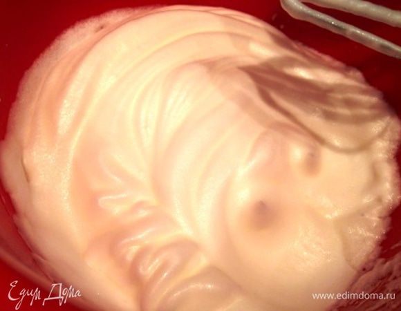 Отдельно взбить белки в устойчивую пену.