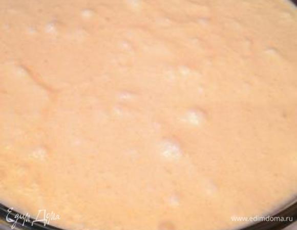 Добавить взбитые белки к основной массе, перемешать и аккуратно вылить в смазанную маслом форму.