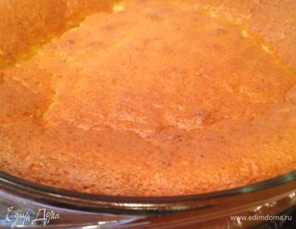 Поставить в предварительно разогретую до 180°С духовку и выпекать 45 минут (по рецепту). Я выпекала 1 час при 200°С, а вы ориентируйтесь по своей духовке.
Поднявшийся в верхний слой бисквит вполне может лопнуть — ничего страшного!
Готовность этого пирожного не определишь ни по методу "сухой спички", ни по румяности. Я немного раскачивала форму для того, чтобы понять, насколько уже "взялась" начинка, ибо спустя 45 указанных в рецепте минут, у меня пирог был еще слишком жидким. Если ваш пирог все еще жидкий, но уже очень румяный - просто накройте его фольгой и выпекайте дальше, пока края не затвердеют.
Конечно, и до полной твердости вы не доведете - и не надо! Так как середина пирожного — это толстый слой заварного крема, который затвердеет позже, после остывания. Я добивалась эффекта чизкейка.