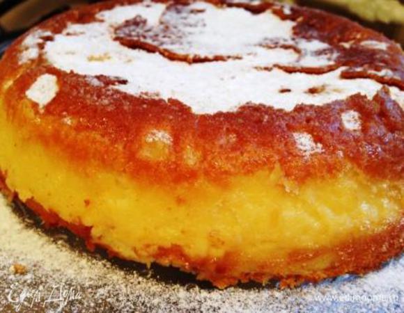 Сначала нужно дождаться, пока пирог полностью остынет, а уж потом аккуратно провести ножом вдоль края формы и перевернуть на блюдо.
Пирог получается румяным и красивым. Можно дополнительно украсить его сахарной пудрой.
