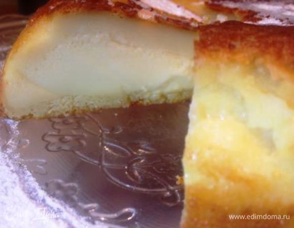 Если приглядеться, то видно, что наш перевернутый пирог имеет 3 слоя:
1) теперь уже нижний — бисквит (он пористый, обратите внимание)
2) толстый слой заварного крема
3) и верхний, над кремом — это суфле (по недоразумению его легко перепутать с непропеченным бисквитом).
Разве не чудо?