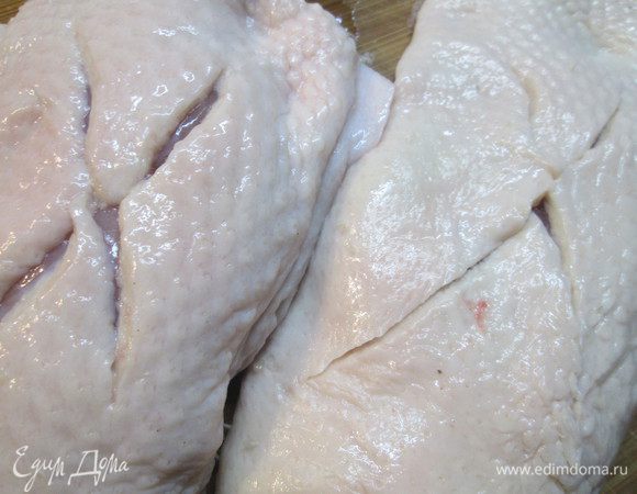 На грудках сделаем крестообразные надрезы.