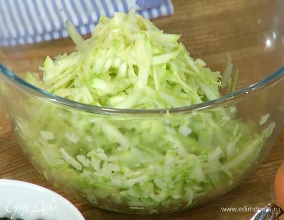 Кабачки натереть на крупной терке — должно получиться 350 г.