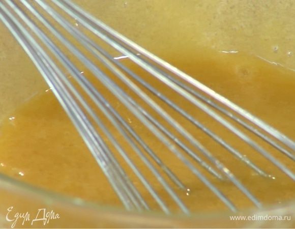 Яйца с сахаром слегка взбить венчиком. Продолжая взбивать, влить оливковое масло и взбить еще немного.
