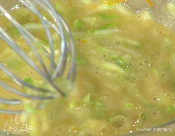 Натертые кабачки отжать, слить лишнюю жидкость и добавить их к взбитым яйцам.