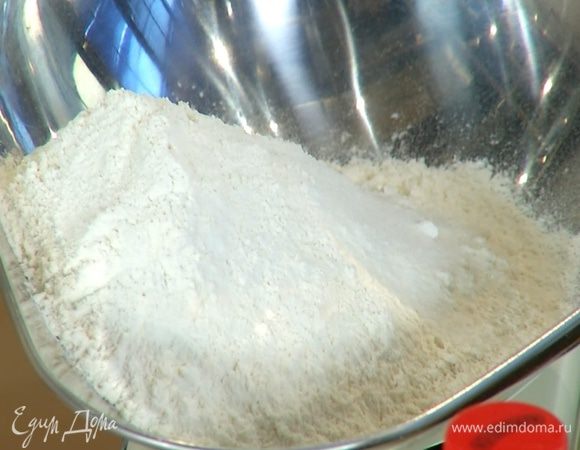 Муку перемешать с разрыхлителем и солью.