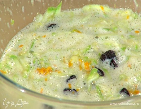 В кабачковую массу добавить изюм, цедру и сок апельсина, все перемешать и дать немного постоять.