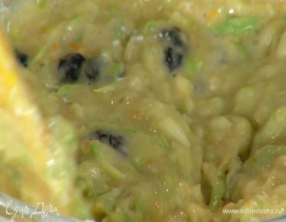 Всыпать муку с разрыхлителем и вымешать тесто.