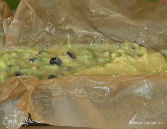 Продолговатую форму для кекса выстелить бумагой для выпечки, смазанной сливочным маслом, выложить тесто и разровнять его.