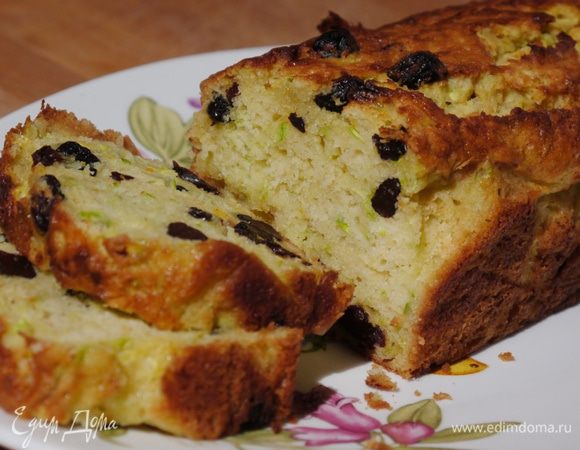 Выпекать кекс в разогретой духовке 30–40 минут.