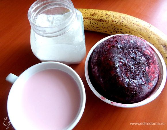 Смородину брала замороженную. Летом, когда её много, перемолоть блендером и разложить по порциям, очень удобно потом использовать в морс, кисель или в начинку.