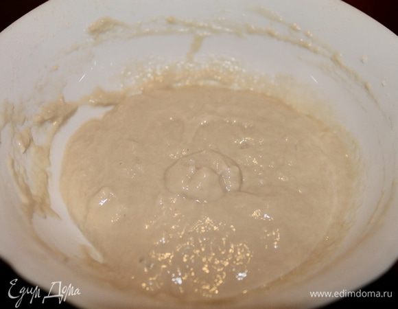 Перемешать дрожжи с водой (дрожжей возьмите комочек, величиной с большую горошину) и затем с мукой. Поставьте опару для брожения на 3 часа при температуре 30 градусов (поставьте в духовку с включенной лампочкой).

Достаньте масло из холодильника.