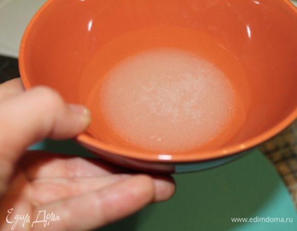 В воде размешать соль и сахар.