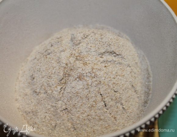 Муку просеять с разрыхлителем.