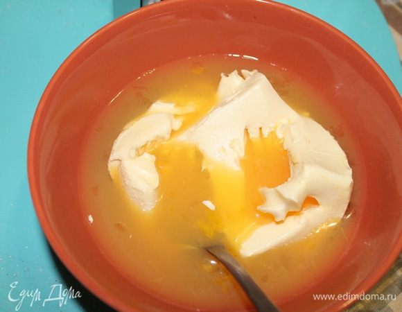 В воду добавить яйцо, масло размягченное и перемешайте вилкой.