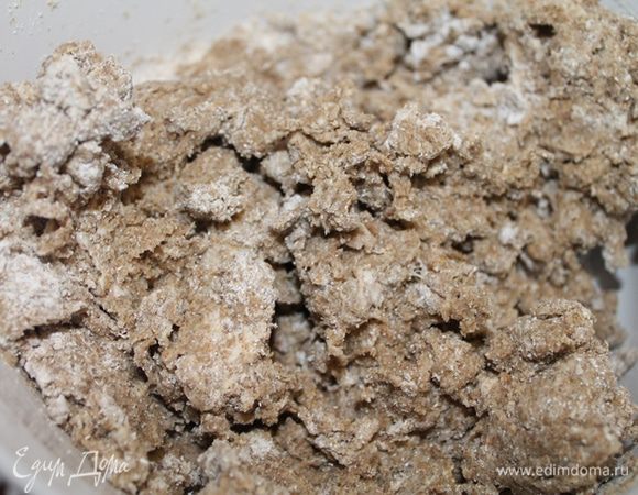 Затем соедините с мукой и добавьте опару.