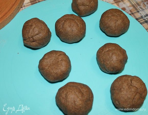 Разделите тесто на 8 равных частей.