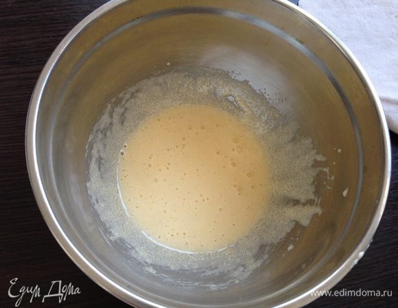 Яйцо взбить с сахаром и ванильным сахаром до увеличения в объёме.