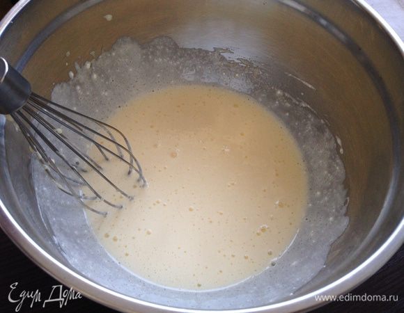 Добавить к яичной смеси сметану, смешанную с разрыхлителем и щепоткой соли. Хорошо перемешать.