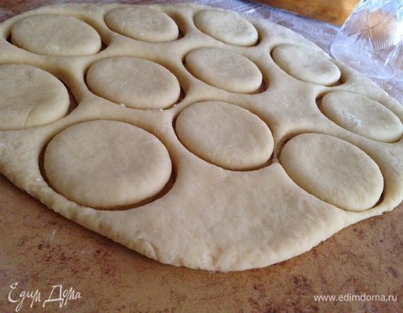 На присыпанной мукой рабочей поверхности раскатать тесто в пласт толщиной 1 см. Выдавить формовкой заготовки.
