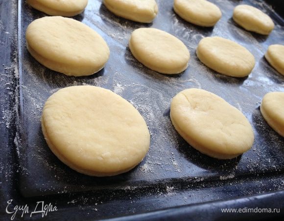 Выложить заготовки на противень, застеленный бумагой для выпечки. Выпекать в разогретой до 190°C духовке 15–20 минут до золотистости.