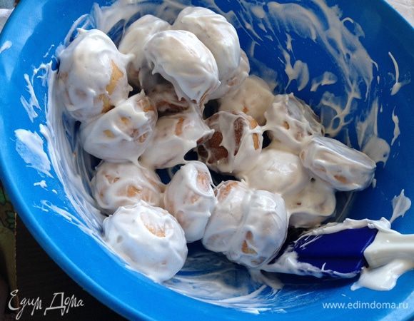 Для глазури. Яичный белок хорошо перемешать с сахарной пудрой блендером в течение 2 минут (я глазурь очень хорошо взбила, она должна быть тягучей). Затем равномерно покрыть пряники глазурью и дать им полностью высохнуть.