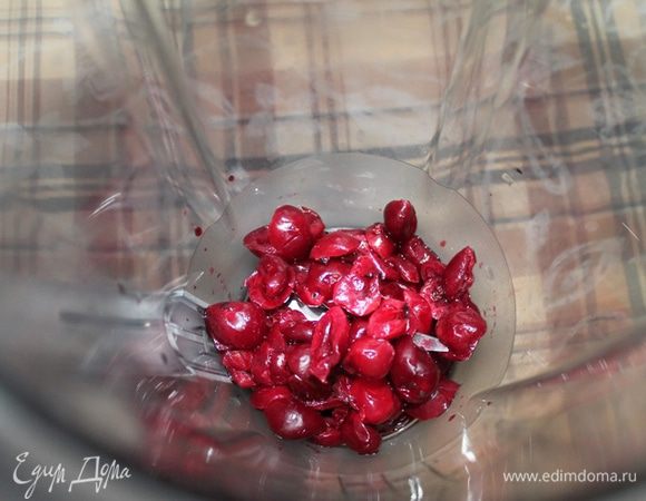 Вишню разморозить, сок сохранить. В чашу блендера положить вишню.