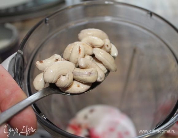 Добавить орехи (предварительно орехи я ночь держала в воде).