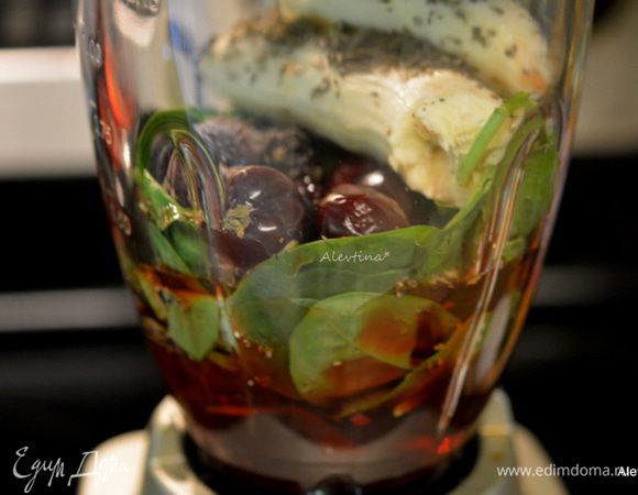 Выложить все составляющие в блендер, вишня замороженная без косточек.