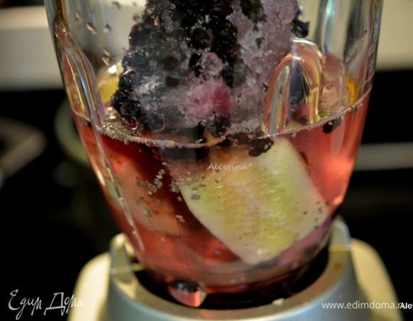 Огурец очистить от кожуры, выход должен быть 1/2 стакана. Если банан крупный, поломать на 2 части. Положить все в блендер. Количество идет на одну порцию. Если делаете на две порции, то все ингредиенты увеличить в два раза.