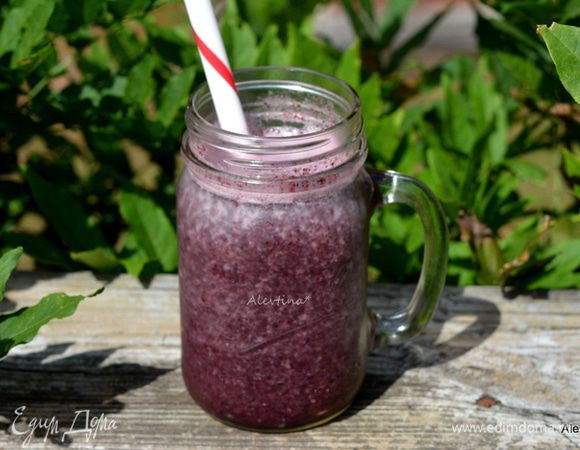 Готовый смузи вылить в стакан и наслаждаемся приятным напитком.