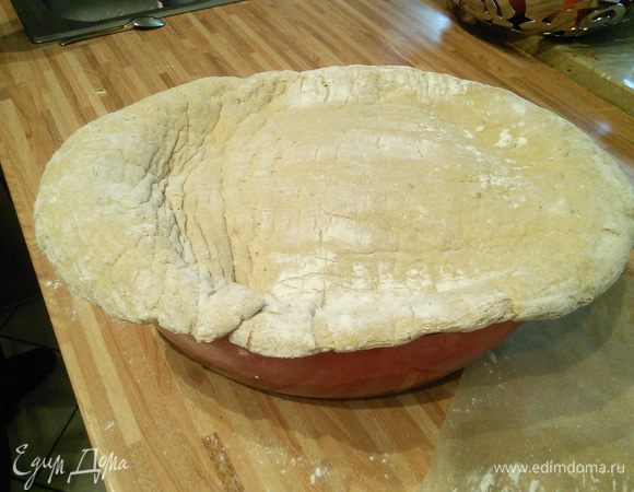 Выпекаем в течении 3 часов. По достижении хлебной корочки желаемого румяного цвета, её необходимо накрыть фольгой. 