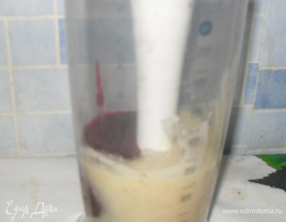 Добавляем пюре малины. У меня заранее готовое малиновое пюре, уже перетертое через сито от семечек было в замороженном виде, я его разморозила и добавила.