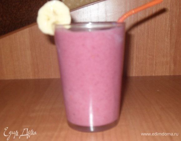 К этой смеси добавляем молоко и сахарную пудру с ванильным вкусом, все взбиваем. По вкусу можно добавить сахарной пудры чуть больше. Украшаем ломтиком банана.