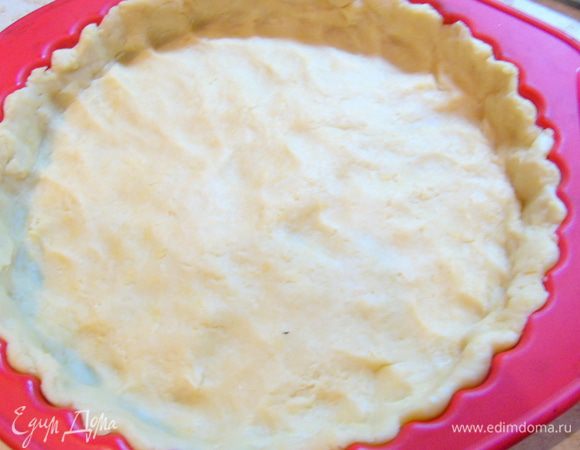 Тесто вынимаем из холодильника, выкладываем в форму (24 см).