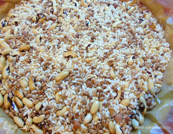 Накрываем пергаментом, насыпаем груз (фасоль, горох, крупа) и отправляем в разогретую до 180С духовку на 10-12 минут.