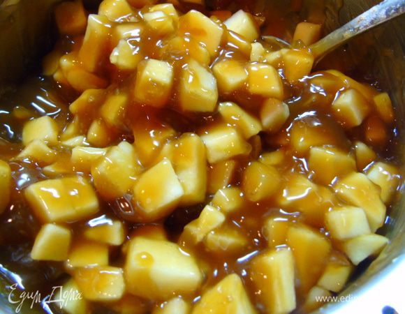 Яблоки очищаем и половину нарезаем кубиками. Белок взбиваем, смешиваем с яблоками и добавляем к пудингу. Я совсем забыла за белок, поэтому его потом просто нанесла сверху.