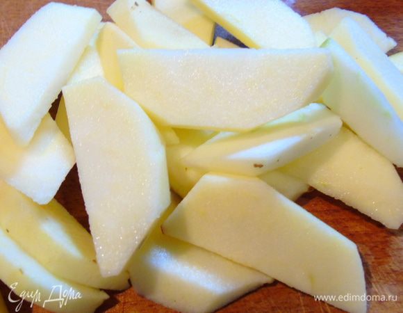 Остальные яблоки нарезать пластинами и сбрызгнуть лимонным соком.