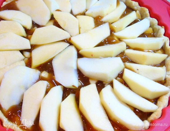 Сверху распределить яблоки нарезанные пластинами. Отправляем в духовку на 40 минут.