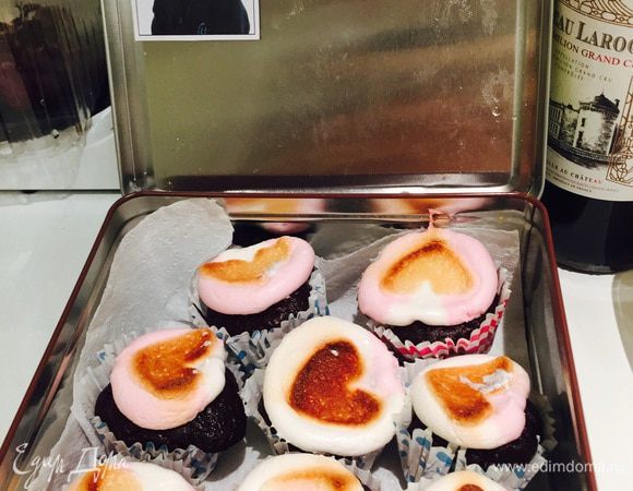 Когда зефирки стали румяненькие, достаем и сплющиваем их ложечкой! И так у вас получится как кремом украшенный капкейк;) По-моему, очень оригинально и вкусно, по крайней мере, дети любят ;)