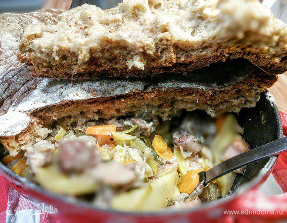 Хочу поделиться своими впечатлениям. Когда вынула блюдо из духовки, то подумала, что хлебная корочка не съедобная: такая она была твердая, стук об корочку раздавался по всей квартире)). Разрезать пришлось острым ножом. Зато с внутренней стороны корочка пропитана соками и ароматами. А за столом все без исключения хрустели румяной, поджаренной горбушечкой и долго шутили по поводу вставных зубов)). Всё обошлось хорошо! 