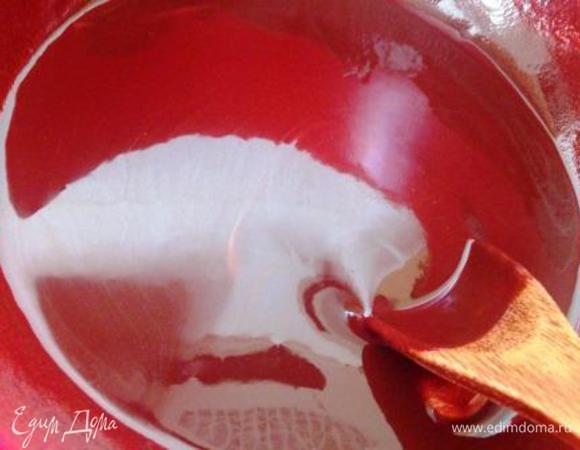 Для шоколадного теста растопить на водяной бане шоколад вместе со сливочным маслом, перемешать до однородности.